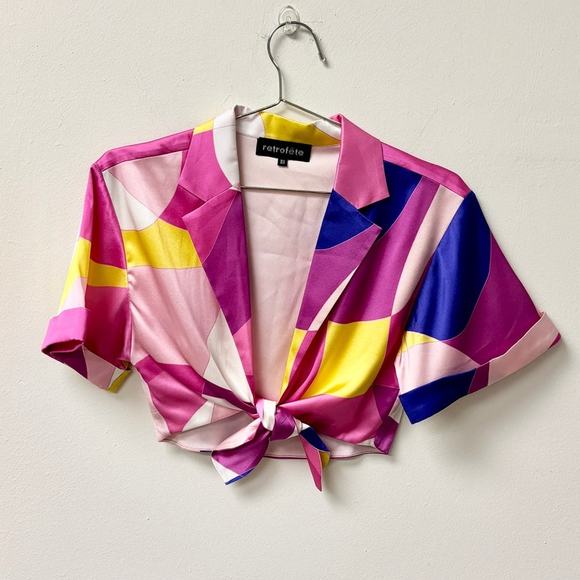 Retroféte Siena Satin Short Sleeve Tie Front Crop Top Pink Geo Women's Size XS - Picture 2 of 5